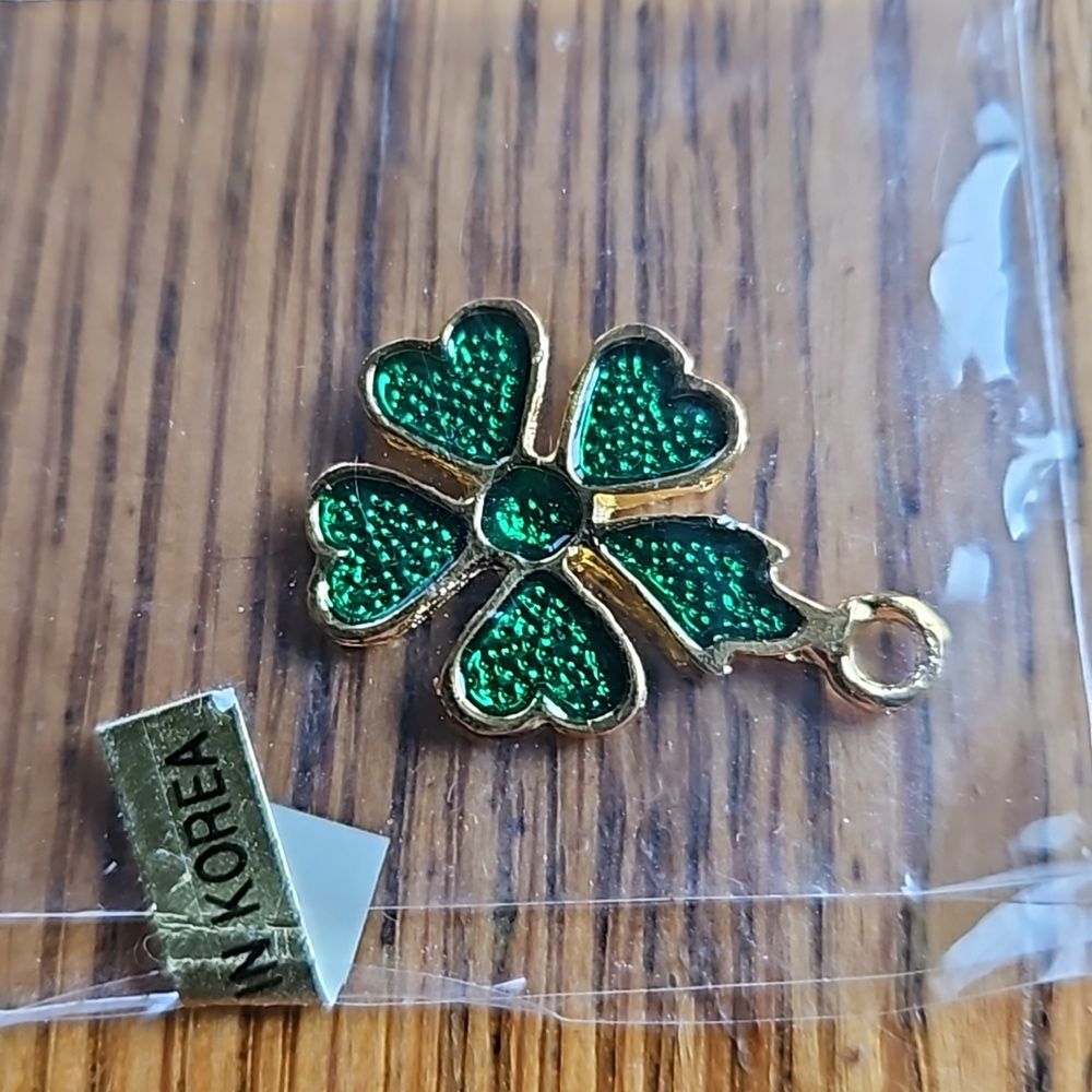 Phister Shamrock Charm‎ Pendant – Gold Tone – St. Patrick’s Day Lucky Jewelry